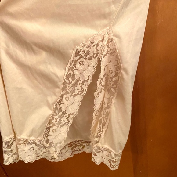 Sold Vintage 1960’s Berkliff lace slip - Picture 3 of 4